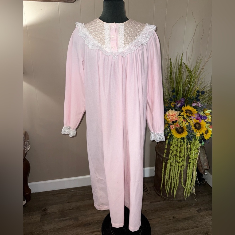 VTG Carriage Court • Flannel Fleece Lace Nightgown
